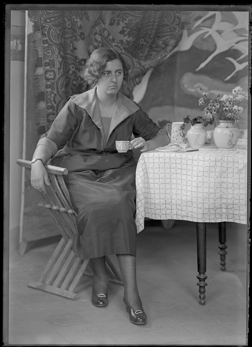 Fotografía de Victorina Durán en el estudio de Ventura de la Vega, 1921. MNAD - MNAD Madrid