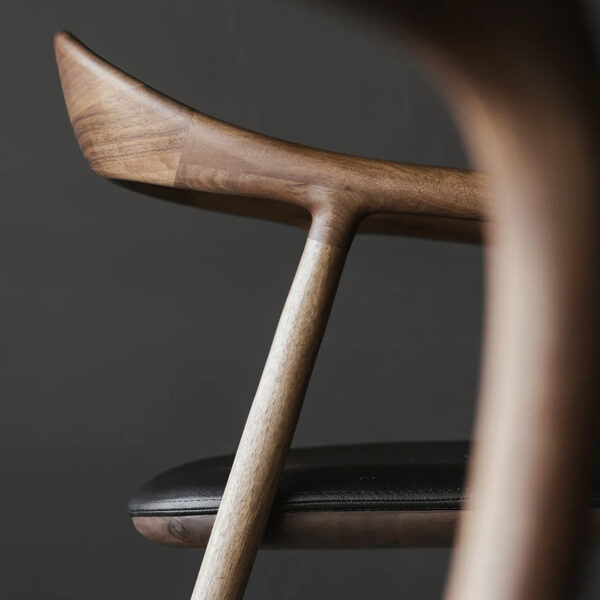 VArt01 001 Silla Neva de Artisan_nogal_tapizada en tela_Detall_ret